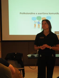 Janka Cipková počas prednášky o profesionálnej a asertívnej komunikácii