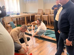 Skupinová práca účastníkov pri spoločnej úlohe