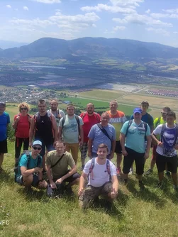 Spoločná fotografia účastníkov teambuildingu v prírode