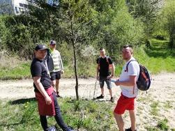 Účastníci teambuildingu v prírode