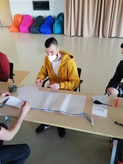 Účastník školenia pri kreatívnom cvičení